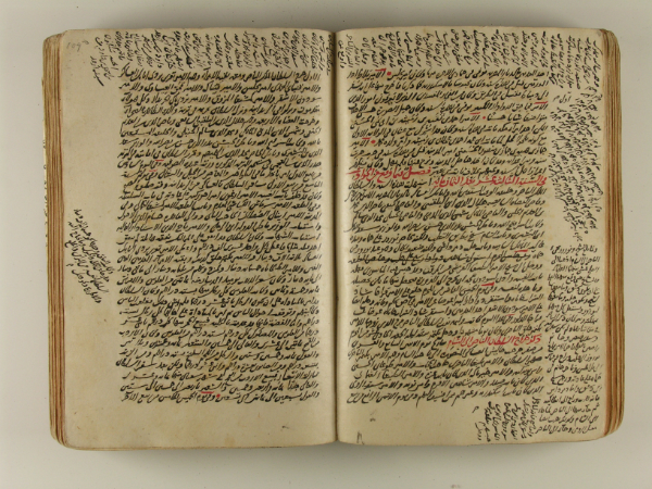 写真：アラビア語写本、15世紀半ば。欄外の書き込みも貴重な情報源です。