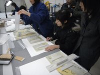 元興寺文化財研究所にて絵図の修復作業を体験