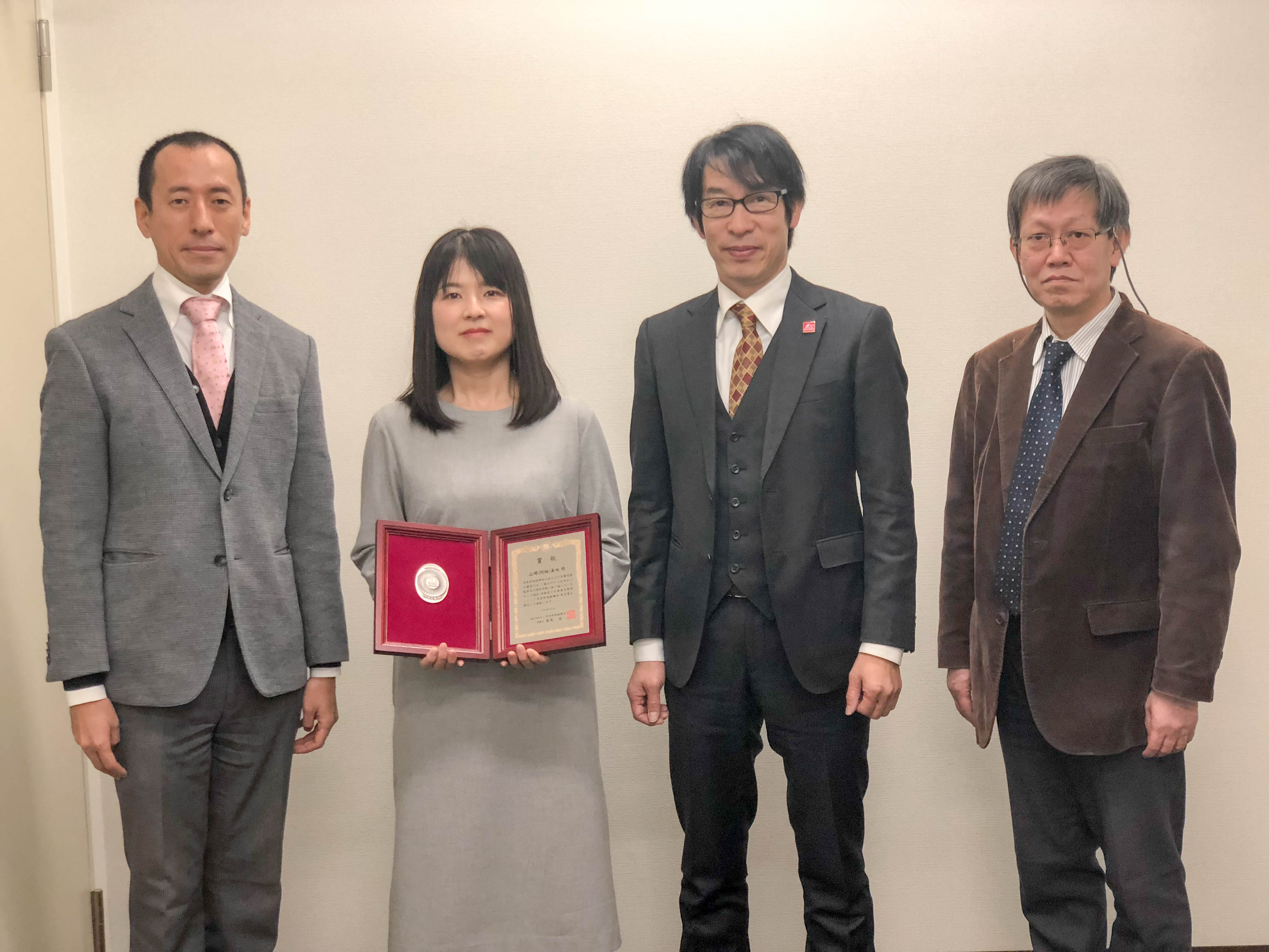 大学院自然科学研究科 統合バイオ研 博士課程の岡畑 山﨑 美咲さんの日本学術振興会 育志賞の受賞式が執り行われました 甲南大学フロンティア研究推進機構