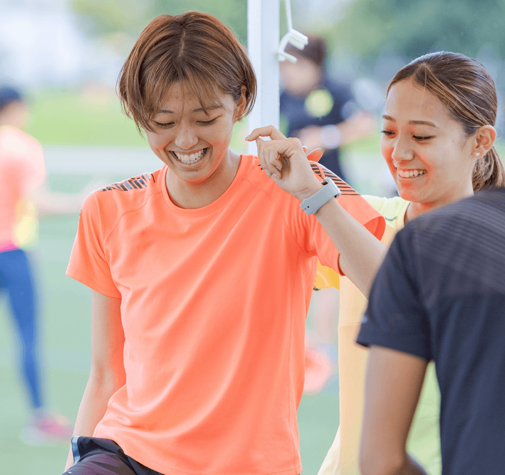 チューブトレーニングやストレッチを行う青山さん